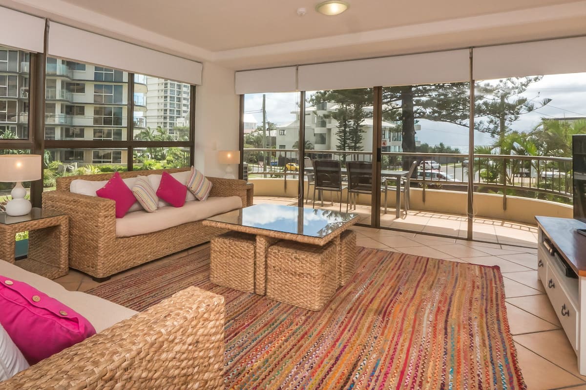 Apartamento Deluxe, 3 habitaciones, vistas al jardín | Zona de estar | Una televisión de pantalla plana, un reproductor de DVD
