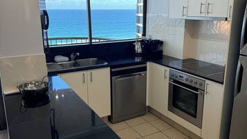 Apartamento Deluxe, 3 habitaciones, vistas a la playa | Cocina privada | Frigorífico grande, microondas, placa de cocina y lavavajillas