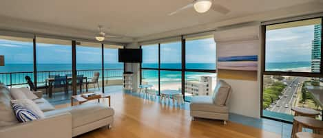 Deluxe Apartment, 3 Bedrooms, Beach View | Living room