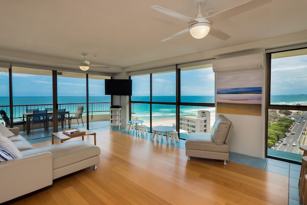 Apartamento Deluxe, 3 habitaciones, vistas a la playa | Sala de estar | Una televisión de pantalla plana, un reproductor de DVD