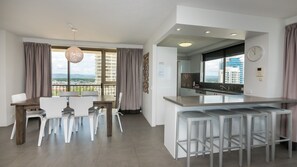 Appartement Deluxe, 2 chambres, vue océan | Restauration dans la chambre