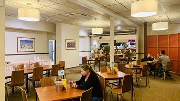 Serveert ontbijt, lunch, diner, lokale gerechten