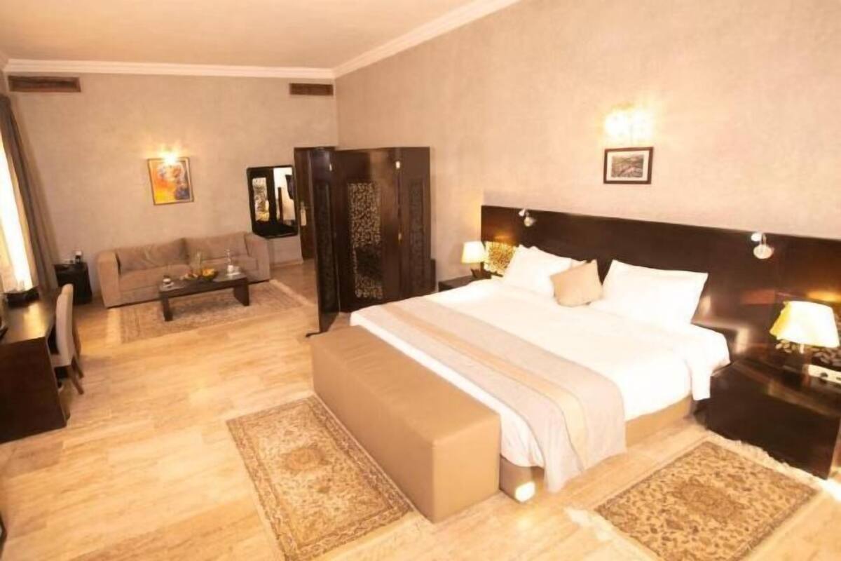 20 bedrooms, premium bedding, minibar, in-room safe