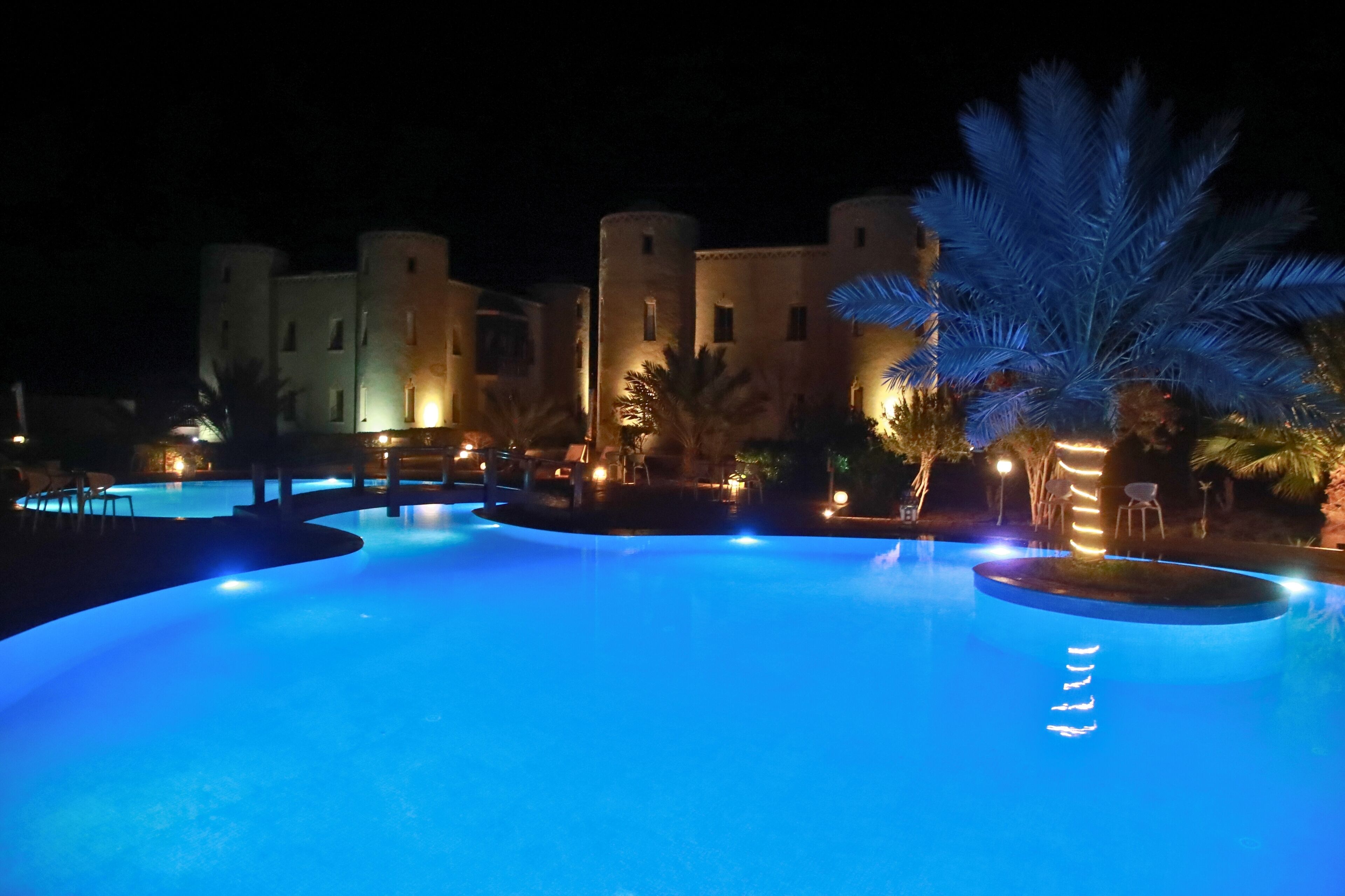 2 buitenzwembaden, parasols bij het zwembad en ligstoelen