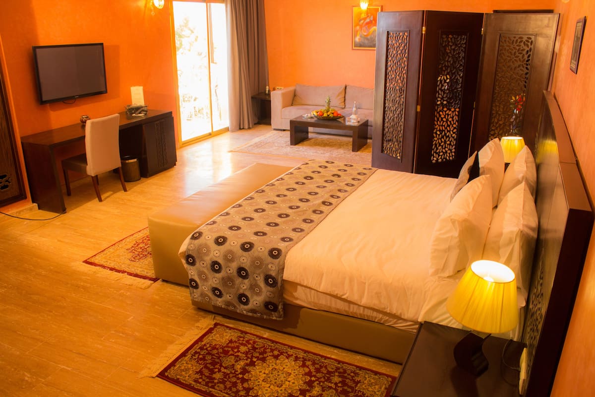 20 bedrooms, premium bedding, minibar, in-room safe