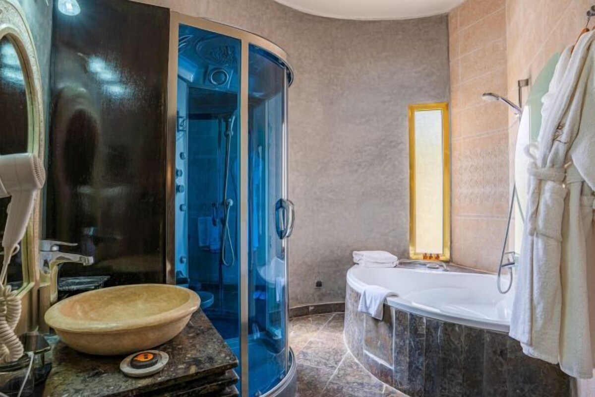 Ein modernes Badezimmer mit einer Duschkabine, einem großzügigen Waschbecken und einer Badewanne.