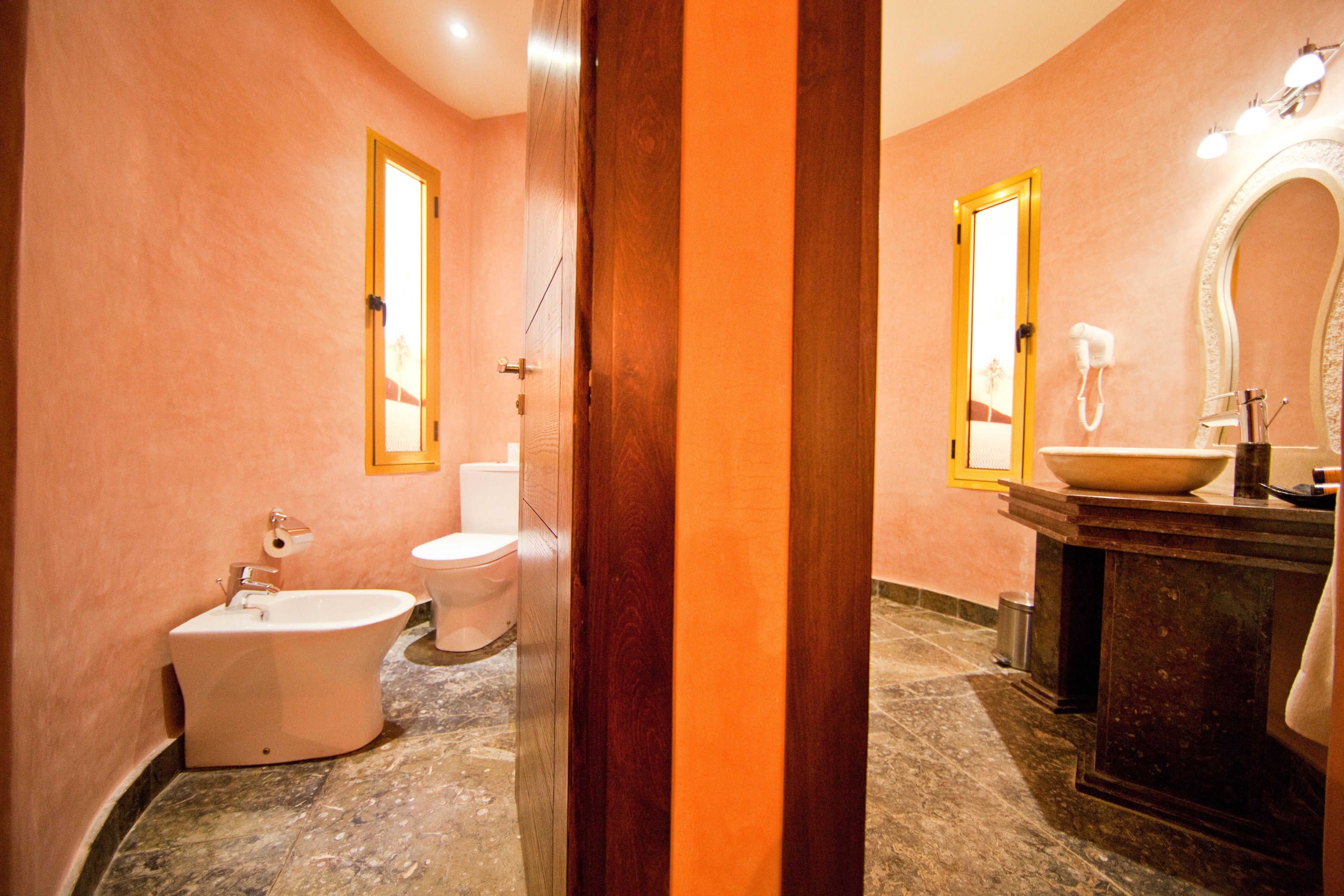 Un baño con bañera, inodoro y lavamanos.