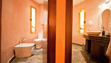 Un baño con bañera, inodoro y lavamanos.