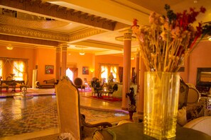 Lobby sitting area - Palais du Desert Hôtel & Spa (Aarab Sebbah Ziz)