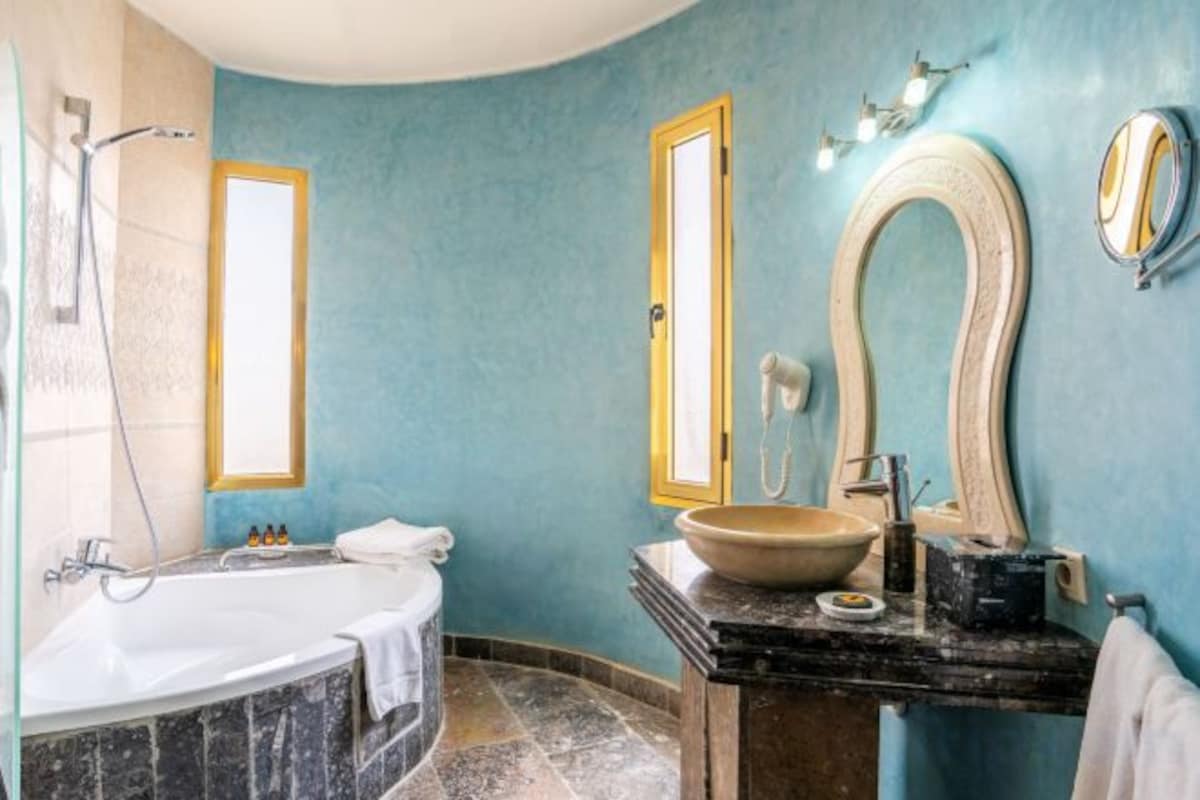 Bathroom | Separate tub and shower, jetted tub, designer toiletries, hair dryer