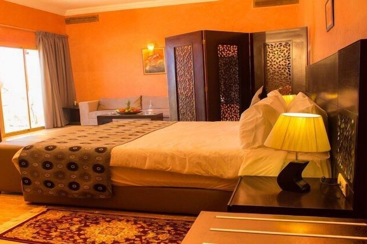 20 bedrooms, premium bedding, minibar, in-room safe