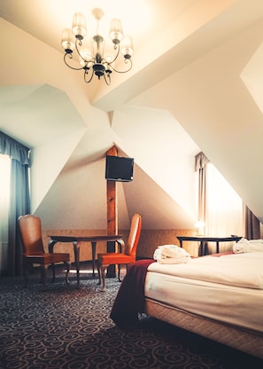 Junior Suite | 1 bedroom, hypo-allergenic bedding, minibar, in-room safe