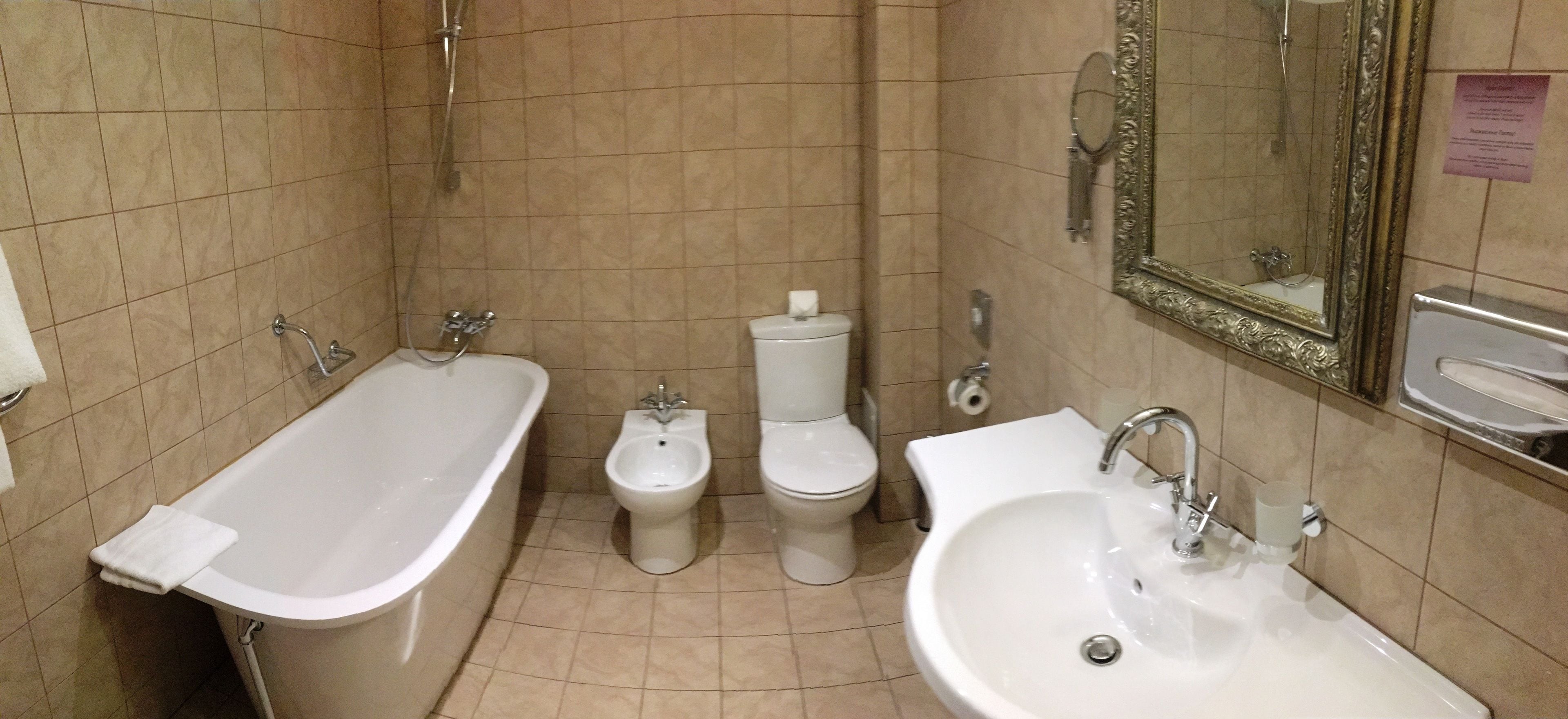 junior suite | bathroom | shower, free toiletries, hair dryer, towels