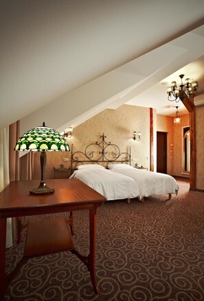 Junior Suite | Hypo-allergenic bedding, minibar, in-room safe, individually decorated