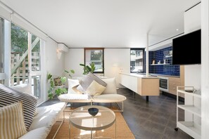 標準獨棟房屋 | 起居區 | 60-吋平面電視、數位頻道、LED 液晶電視