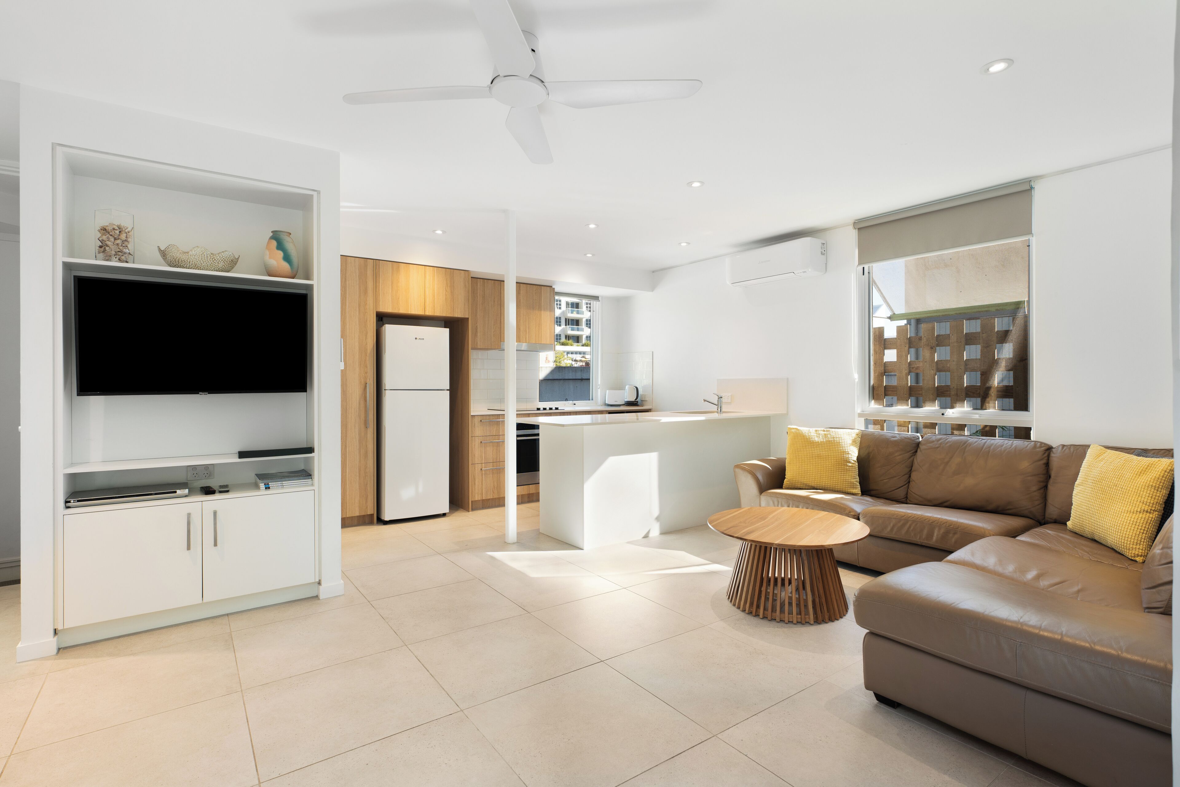 Casa familiar | Zona de estar | Televisión de pantalla plana de 60 pulgadas con canales digitales