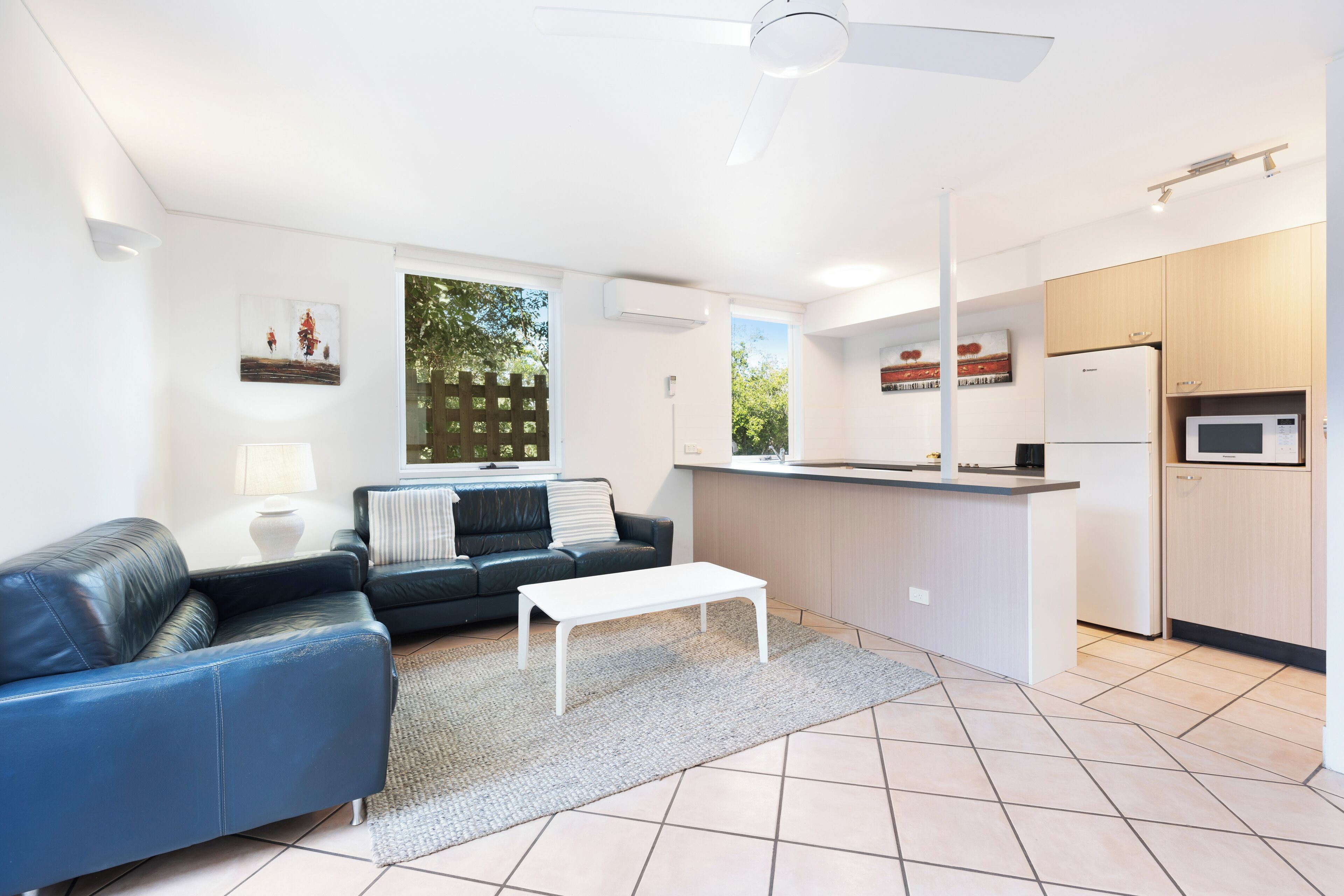 Casa estándar | Zona de estar | Televisión de pantalla plana de 60 pulgadas con canales digitales