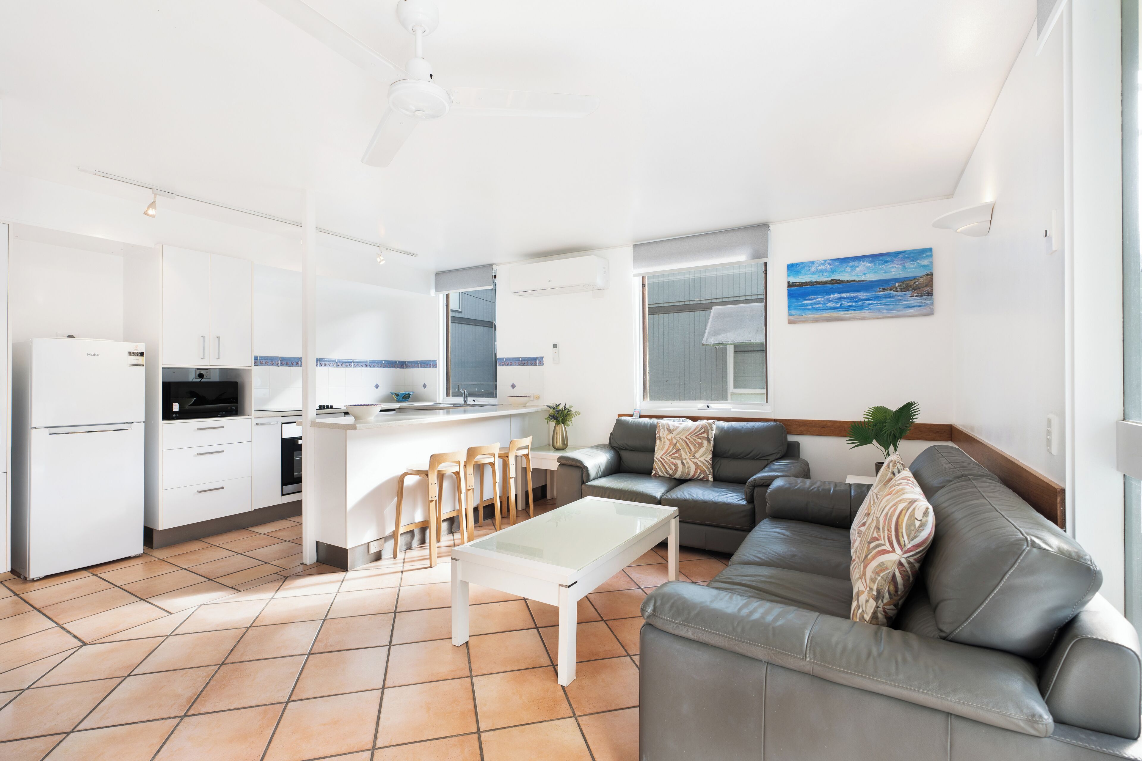 Casa básica | Zona de estar | Televisión de pantalla plana de 60 pulgadas con canales digitales