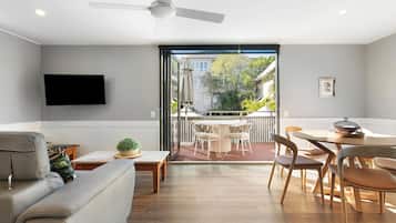 Casa básica | Zona de estar | Televisión de pantalla plana de 60 pulgadas con canales digitales