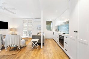 Casa família | Área de estar | TV de tela plana 60 polegadas com canais digitais, TV LED