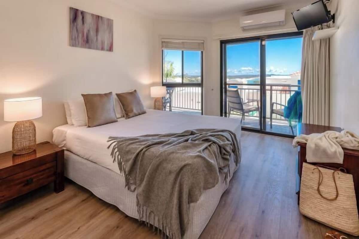 1 bedroom, individually decorated, individually furnished