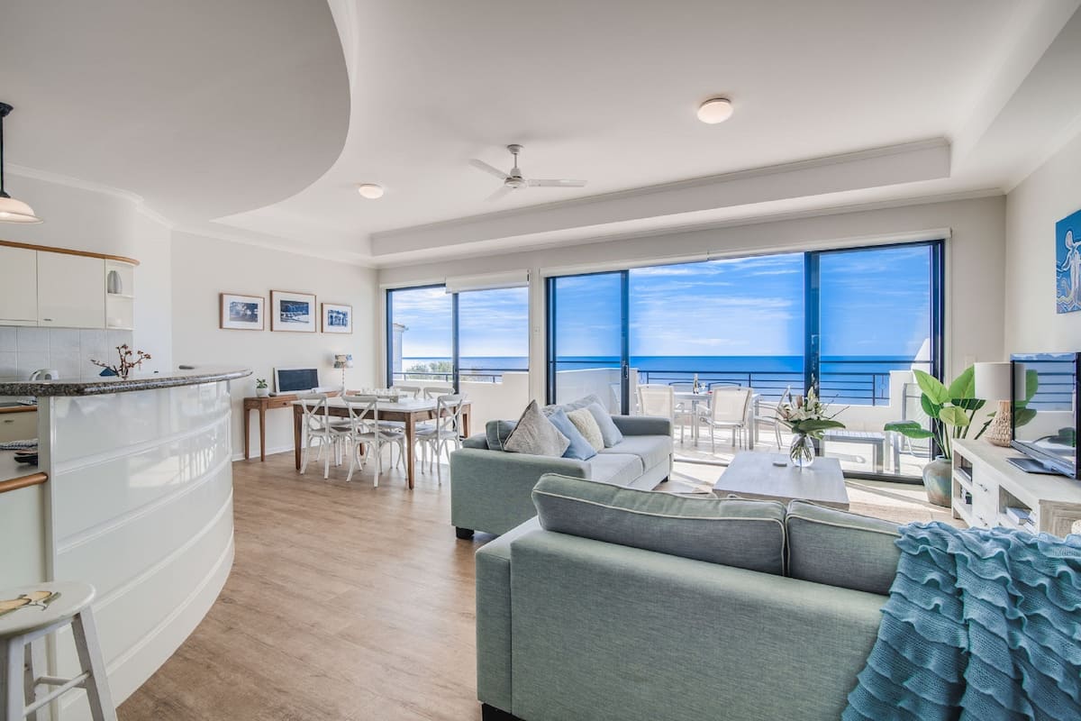Premium Apartment, 3 Bedrooms, Ocean View, Sea Facing | Living area