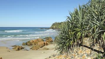Perto da praia, areia branca, toalhas de praia