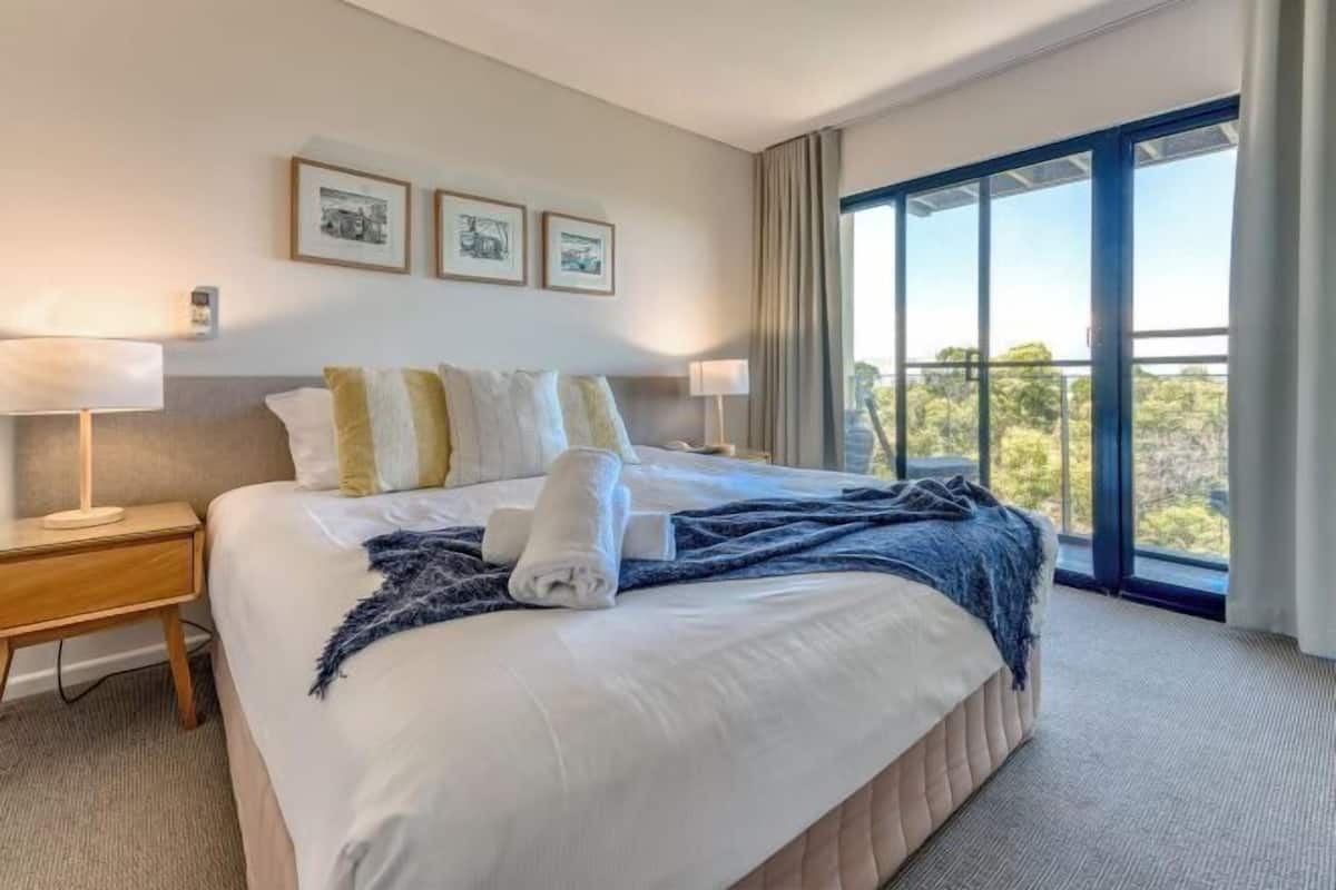 1 bedroom, individually decorated, individually furnished