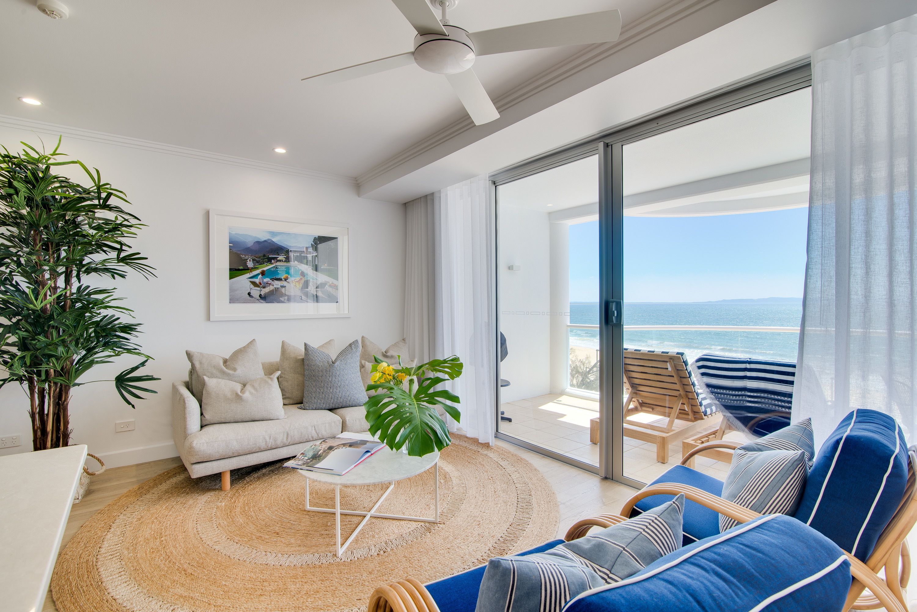 Penthouse, 2 habitaciones, frente al mar | Área de sala de estar | Televisión de pantalla plana de 55 pulgadas con canales por cable 