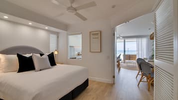 Penthouse, 2 habitaciones, frente al mar | Caja de seguridad en la habitación y decoración personalizada