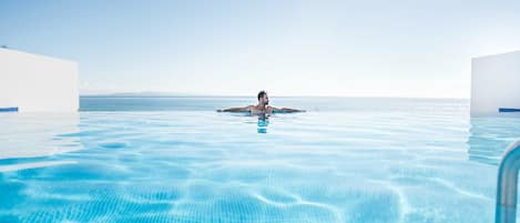 Utomhuspool, parasoller och solstolar