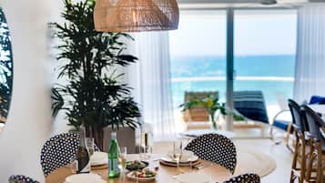Penthouse, 2 habitaciones, frente al mar | Servicio a la habitación