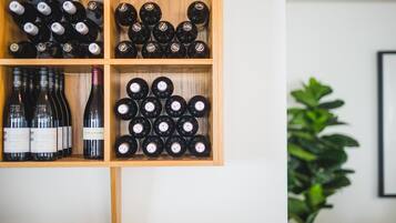 Un meuble à bouteilles contenant plusieurs bouteilles de vin.