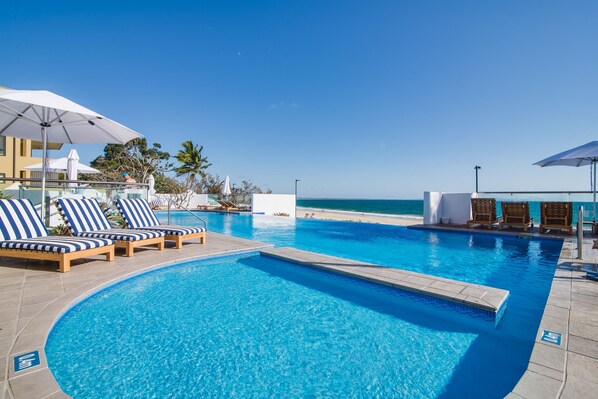 Außenpool, Sonnenschirme, Liegestühle