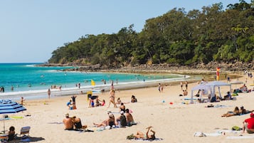 Am Strand, weißer Sandstrand, Strandtücher