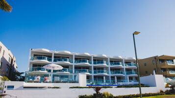 Vista frontal de la propiedad