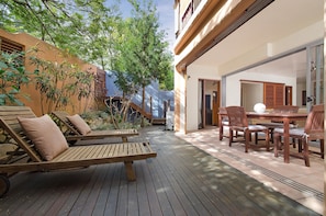 Luxury Courtyard Apartment (Queen) | Terrace/patio