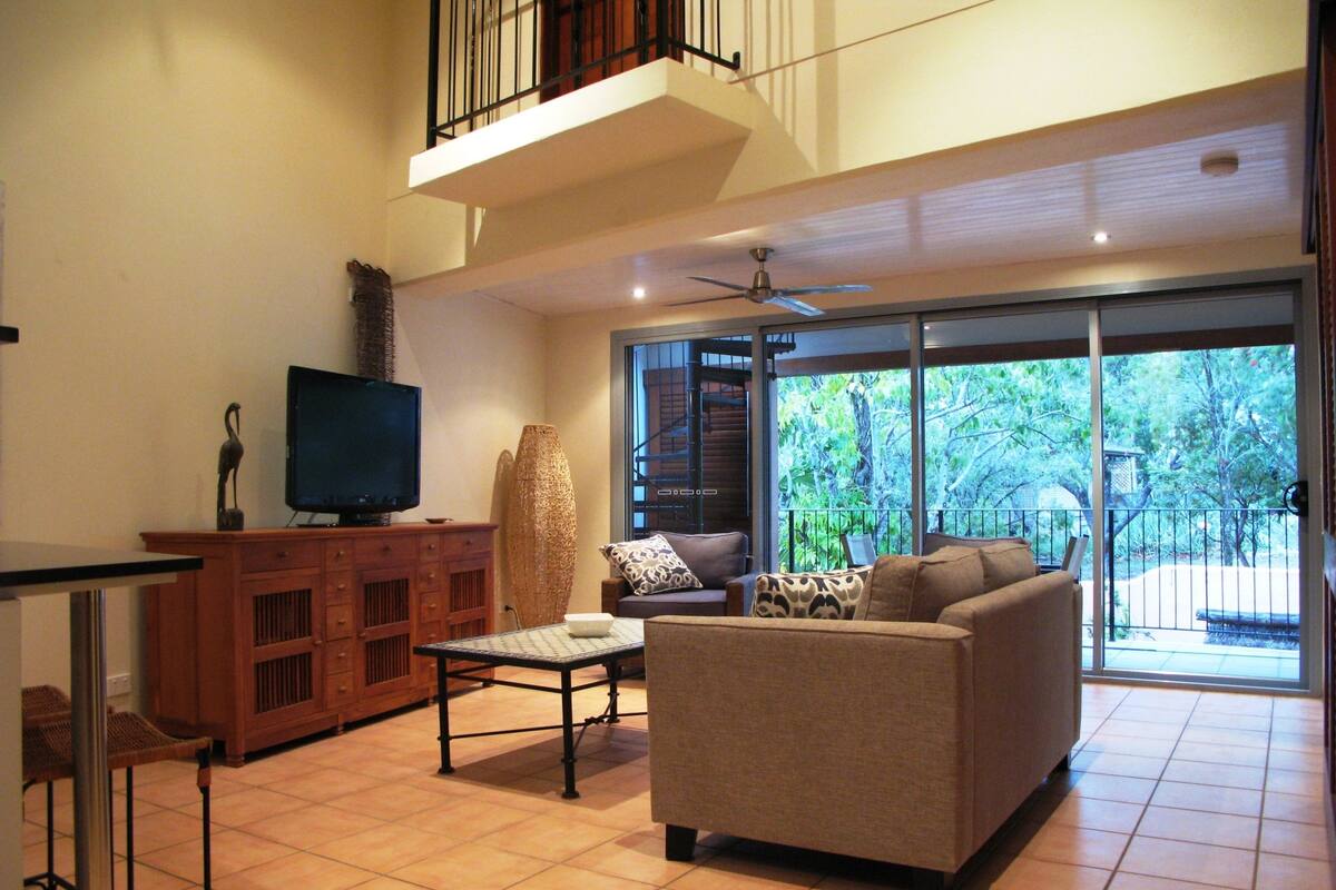 Luxury Upper Floor Apartment (Queen) | Living area | LED TV, DVD player