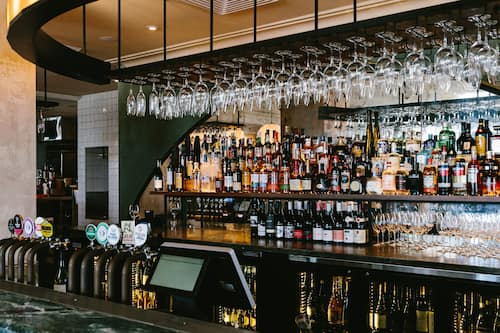 4 bars/lounges