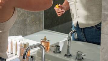 Articles de toilette gratuits, sĂšche-cheveux, savon, shampoing