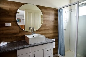 Dusche, kostenlose Toilettenartikel, Haartrockner, Handtücher