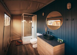Premium Tent | Bathroom | Shower, free toiletries, towels, soap - Karijini Eco Retreat (Karijini)