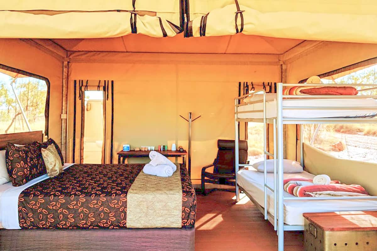 Deluxe tent, en-suite badkamer | Een kluis op de kamer, beddengoed