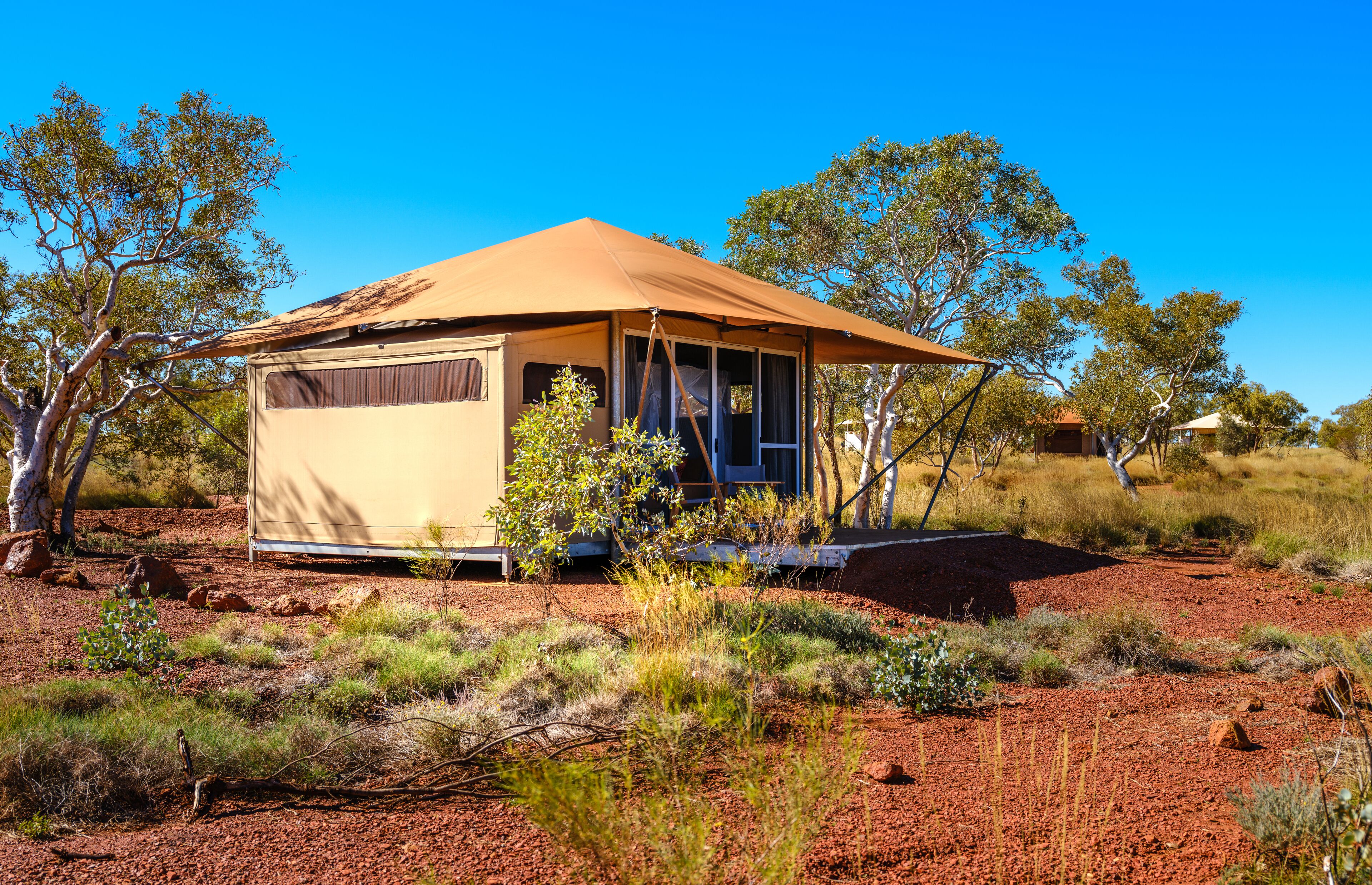 Luksustelttamajoitus | Tallelokero huoneessa, vuodevaatteet