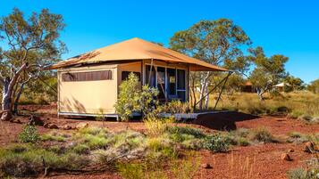 Caja de seguridad en la habitación y ropa de cama