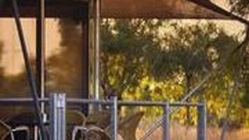 Se sirven desayunos y almuerzos, restaurante con mesas al aire libre