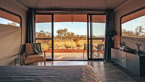 A room with a bed, a chair, a desk, and a view of the outdoors. - Karijini Eco Retreat (Karijini)