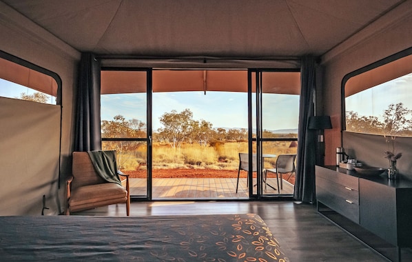 A room with a bed, a chair, a desk, and a view of the outdoors. - Karijini Eco Retreat (Karijini)