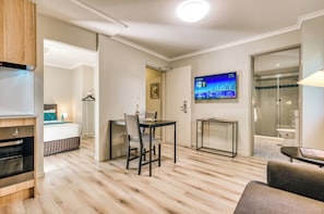 Studio Minimum Stay 28 Nights | Living area - Il Mondo Boutique Hotel (Kangaroo Point)