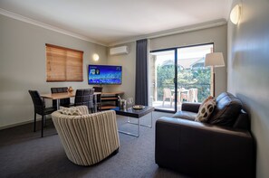 One Bedroom Apartment | Living area - Il Mondo Boutique Hotel (Kangaroo Point)